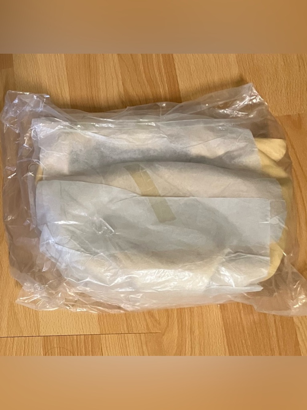Knot-Handle Bag in Pale Yellow Vegan Leather - Picture 2 of 3